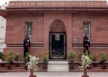 مفکر پاکستان ڈاکٹر علامہ محمد اقبالؒ کا آج 143 واں یوم پیدائش، مزار پر گارڈز تبدیلی کی تقریب