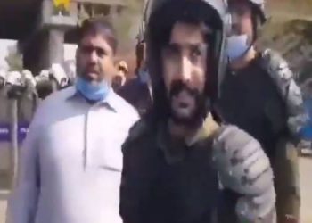 ’ مظاہرین پر کیمیکل ملا کر پانی ڈالو ‘ لاہور کے پولیس افسر کی شرمناک ویڈیو سامنے آگئی