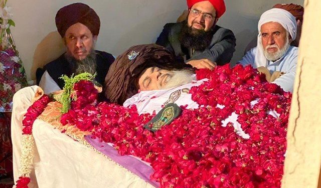 خادم حسین رضوی کی نماز جنازہ ادا کردی گئی، لاکھوں افراد شریک