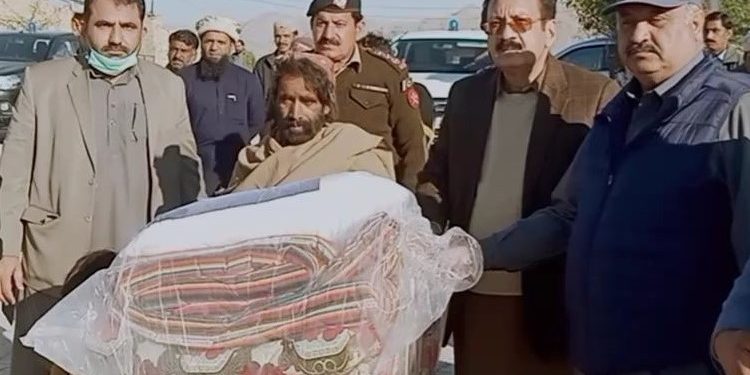 ڈیرہ غازیخان ۔ وزیر اعلی کی ہدایت پر قبائلی علاقوں کے غریب لوگوں میں گرم بستروں کی تقسیم