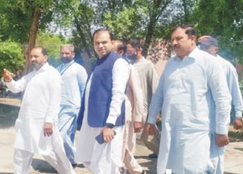 لیہ ۔اسسٹنٹ کمشنر نیاز احمد مغل اور گورنمنٹ ہائی سکول  کے  سٹاف  ممبران میں صلح