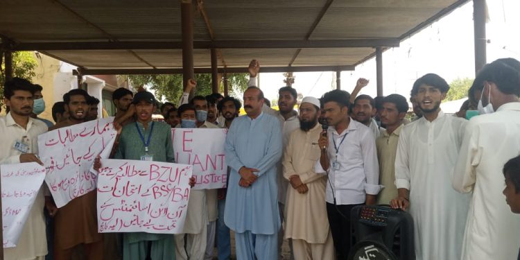 لیہ ۔ بی زیڈ یو بہادر سب کیمپس کے طلباء کا احتجاج آن لائن امتحانات لینے کا مطالبہ