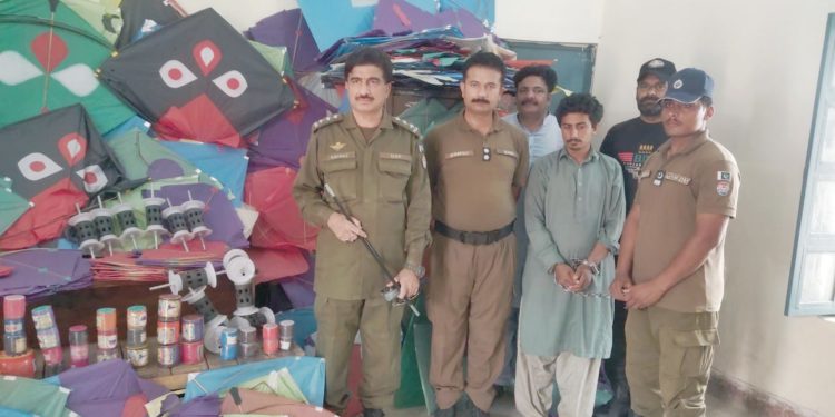 لیہ ۔ تھانہ سٹی پولیس کی کارروائی ،1ہزار سے زائد پتنگیں و دھاتی ڈور برآمد ملزم گرفتار
