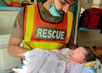 لیہ۔ڈی ایچ کیو ہسپتال سے ریفر کی گئی مریضہ کی نشتر ہسپتال پہنچنے سے پہلےایمبولنس میں نارمل ڈلیوری