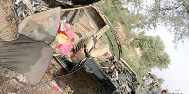 چوک اعظم فیصل آباد روڈ پر بارات میں شا مل کار ٹریکٹر ٹرالی سے ٹکرا گئی ,دو افراد جانبحق دو لہا دلہن سمیت چار افراد زخمی