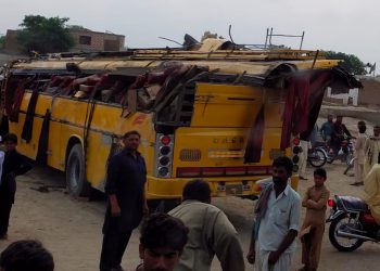 لیہ ، کوٹ ادو سے راولپنڈی جانے والی مسافر بس جمن شاہ کے قریب ریڑھی کو بچاتے ہوئے الٹ گئی۔  5 مسافر موقع پر جاں بحق اور 26افراد شدید زخمی