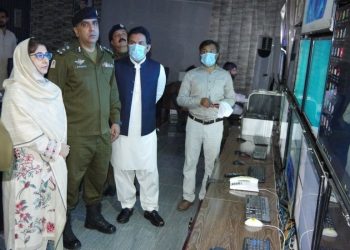 ڈیرہ غازیخان ۔ کمشنر سا ئرہ اسلم کا کمانڈ اینڈ کنٹرول کا وزٹ ،گئیں ۔ آر پی او محمد فیصل رانا،ڈپٹی کمشنر ذیشان جاوید،ڈی پی او عمر سعید،سکیورٹی انچارج محمد عامر مو جود