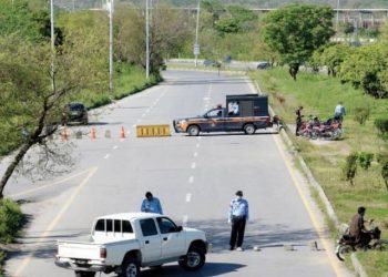 ٹی ایل پی مارچ سے نمٹنے کے لیے دوسرے روز بھی اہم شاہرائیں بند، ریلوے نظام درہم برہم