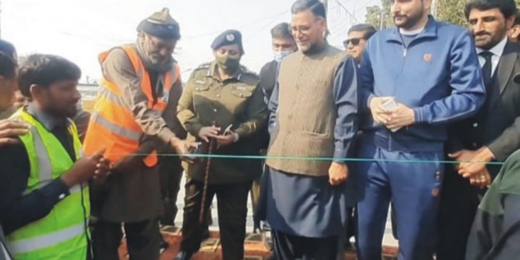 ضلع لیہ میں ماہ صفائی مہم کا آغاز ,ڈپٹی کمشنر محمدشہباز حسین نے صفائی مہم کاافتتاح سینٹری ورکرسے کروایا