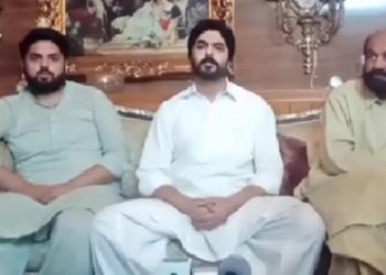 لیّہ .فیک کا ل سکینڈل کا  مرکزی کردار مجاهد کمہاربے نقاب , پریس کانفرنس میں  پیش ,سابق ناظم ضلع ملک غلام حیدر تھند نےمعاف کر دیا