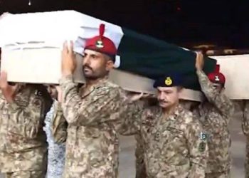 گوادر میں شہید ہونیوالے سپاہی فوجی اعزاز کیساتھ آبائی علاقوں میں سپردِ خاک، نمازِ جنازہ میں پاک فوج کے جوانوں اور عمائدین کی بڑی تعداد میں شرکت