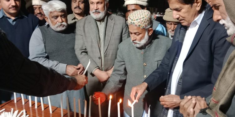 سانحہ APS میں شہید ہونے والے بچوں کو خراج عقیدت پیش کرنے کے لیے دعائیہ تقریب