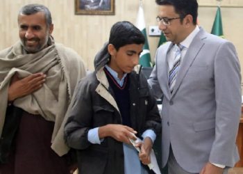 ہونہار طالب علم محمد توقیر کا اعزاز ، کمشنر ڈیرہ غازی خان ڈویژن ڈاکٹر ناصر محمود بشیرکا تعلیمی اخراجات برداشت کرنے کا اعلان