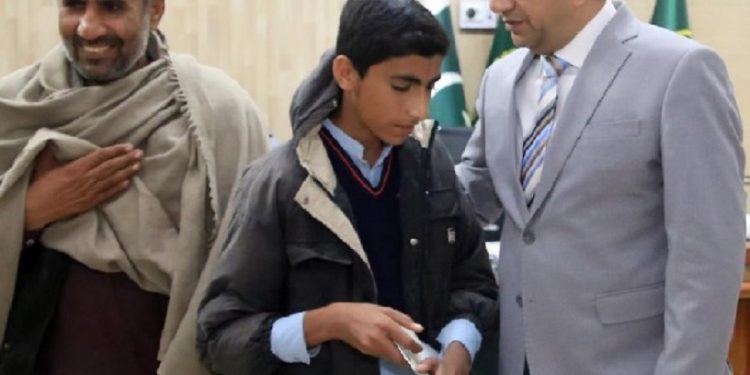 ہونہار طالب علم محمد توقیر کا اعزاز ، کمشنر ڈیرہ غازی خان ڈویژن ڈاکٹر ناصر محمود بشیرکا تعلیمی اخراجات برداشت کرنے کا اعلان