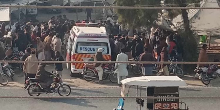 عدالت میں پیشی پر آئے 2 گروپوں میں جھگڑا،1 شخص جاں بحق 2 زخمی,2 ملزمان گرفتار,آلہ قتل برآمد