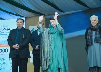 ڈیرہ غازی خان میں وزیراعلیٰ ہونہار سکیم کی لانچنگ،وزیراعلیٰ پنجاب مریم نوازشریف نے ڈویژن کے1250 طلبہ میں 3کروڑ 14لاکھ روپے مالیت کے سکالرشپ تقسیم کیے