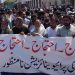 لیہ ۔ سر کاری ہا سپٹلز کو آءوٹ آف سورسنگ پا لیسی کے خلاف ڈسٹرکٹ پریس کلب کے با ہر محکمہ صحت کے ملازمین کا زبر دست احتجاج
