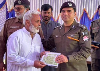 لیہ پولیس (سرکل کروڑ) کی جرائم پیشہ عناصر کے خلاف ماہ فروری میں شاندار کار کردگی پر ڈی پی او لیہ محمد علی وسیم کی پریس کانفرنس , برآمد ہونے والی مسروقہ اشیاء اور نقدی اصل مالکان کے حوالے