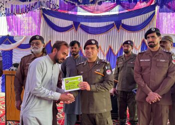 لیہ پولیس (سرکل کروڑ) کی جرائم پیشہ عناصر کے خلاف ماہ فروری میں شاندار کار کردگی پر ڈی پی او لیہ محمد علی وسیم کی پریس کانفرنس , برآمد ہونے والی مسروقہ اشیاء اور نقدی اصل مالکان کے حوالے (2)