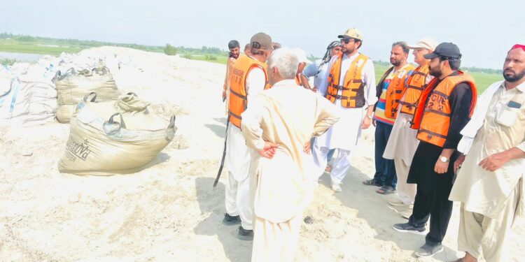 سید رفاقت علی شاہ گیلانی سابق ایم اے کی درخواست پر این ایچ اے ٹیم کا حالیہ سیلاب سے لیہ تو نسہ پل اور سپر بند کے متا ثرہ مقامات کا دورہ