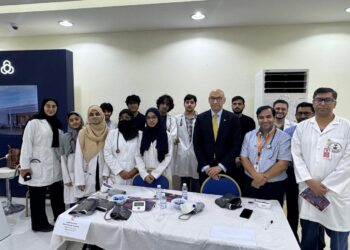 پاکستان ڈاکٹرز گروپ ریاض کے زیرِ اہتمام کامیاب مینی میڈیکل کیمپ , مقصد ہائی بلڈ پریشر سے آگاہی تھا .ڈاکٹر شہزاد ممتاز