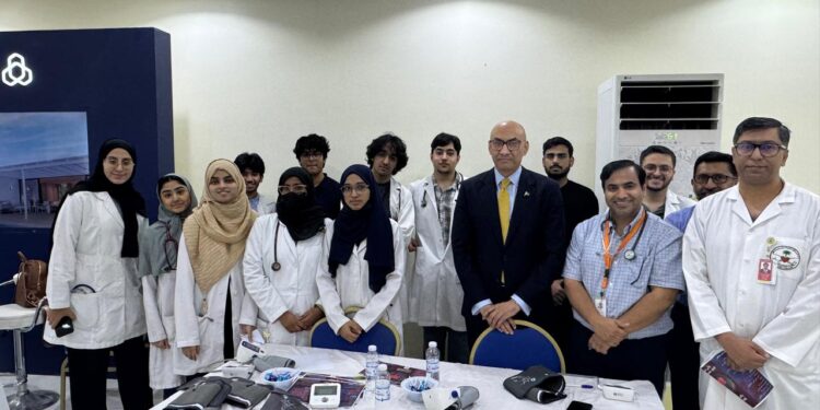 پاکستان ڈاکٹرز گروپ ریاض کے زیرِ اہتمام کامیاب مینی میڈیکل کیمپ , مقصد ہائی بلڈ پریشر سے آگاہی تھا .ڈاکٹر شہزاد ممتاز