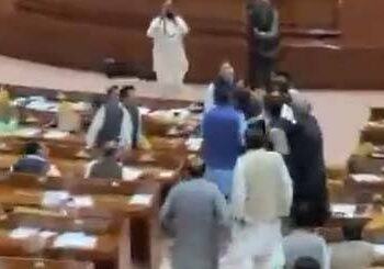 پنجاب اسمبلی میں ہنگامہ آراءی ، حکومتی رکن کو تھپڑ مارنے پر دو اپوزیشن ارکان کی رکنیت معطل