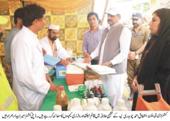 کمشنر ڈیرہ غازی خان ڈویژن اشفاق احمد چوہدری ضلع لیہ کے نشیبی علاقوں کا دورہ ،شاہ والا، کھوکھر والا، گجی والا اور چانڈیہ والا موضع کا بھی تفصیلی معائنہ