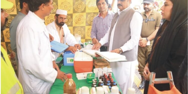 کمشنر ڈیرہ غازی خان ڈویژن اشفاق احمد چوہدری ضلع لیہ کے نشیبی علاقوں کا دورہ ،شاہ والا، کھوکھر والا، گجی والا اور چانڈیہ والا موضع کا بھی تفصیلی معائنہ