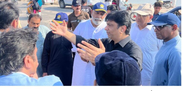 ملتان:چیئرمین این ایچ اے شہریار سلطان کمشنر ملتان ڈویژن کے ہمراہ ہیڈ محمد والا بریچنگ سیکشن کا دورہ