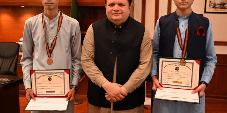 ملتان بورڈ کے ہونہار طلبہ کی جنوبی پنجاب سیکرٹریٹ آمد، ایڈیشنل چیف سیکرٹری سے ملاقات