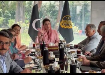 وزیراعلیٰ مریم نواز شریف کی زیر صدارت سیلابی صورتحال پر چار گھنٹے طویل اجلاس پنجاب کے تمام تر سیلاب متاثرہ علاقوں کی صورتحال کا جائزہ،لاہور،قصور، سیالکوٹ، نارووال، فیصل آباد، اوکاڑہ اور سرگودھا سمیت 7 اضلاع میں فوج کی خدمات طلب