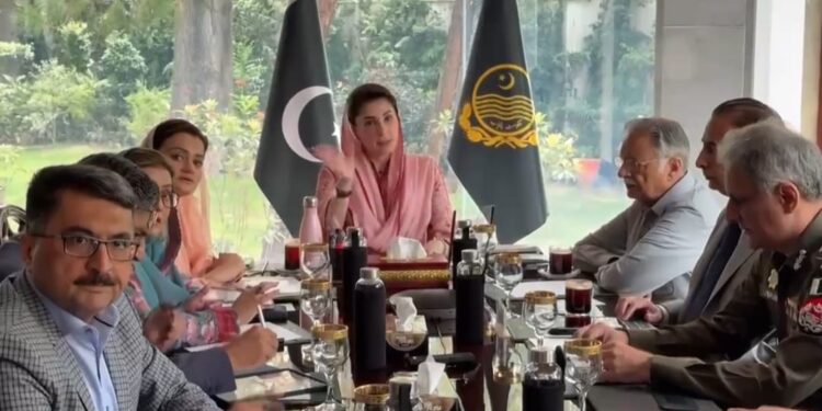 وزیراعلیٰ مریم نواز شریف کی زیر صدارت سیلابی صورتحال پر چار گھنٹے طویل اجلاس پنجاب کے تمام تر سیلاب متاثرہ علاقوں کی صورتحال کا جائزہ،لاہور،قصور، سیالکوٹ، نارووال، فیصل آباد، اوکاڑہ اور سرگودھا سمیت 7 اضلاع میں فوج کی خدمات طلب