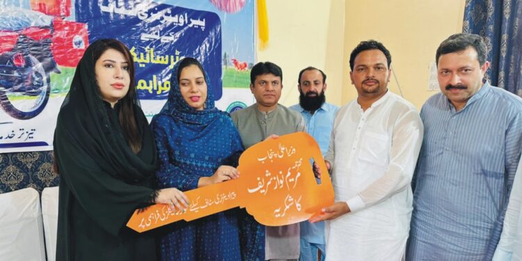 پنجاب حکومت کی طرف سے بروقت ویکسی نیشن کے لءے محکمہ لاءیو سٹاک لیہ کو موٹر با ءیک کی فراہمی