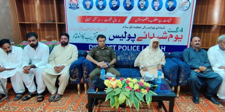 پولیس شہدا کو خراج عقیدت پیش کر نے کے لءے شاندار تقریب کا انعقاد ، یاد گار شہدا پر پھول چڑھاءے ، سلامی پیش کی گئی