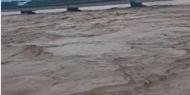 پنجاب میں سیلاب سے تباہی، کئی بند ٹوٹ گئے، دریائے راوی میں خطرناک حد تک اضافہ، 11 افراد جاں بحق