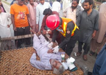 لیہ ۔ریسکو نوجوانوں کی قابل فخحر کارکردگی ۔بے ہو ش رکشہ مریض کی خطیر رقم ورثا کے حوالہ کرد ی