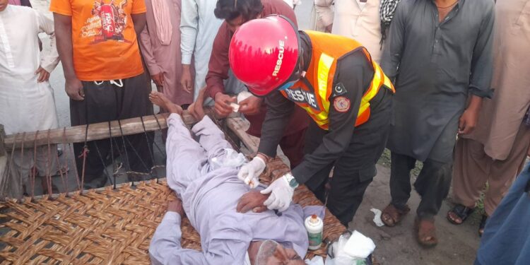 لیہ ۔ریسکو نوجوانوں کی قابل فخحر کارکردگی ۔بے ہو ش رکشہ مریض کی خطیر رقم ورثا کے حوالہ کرد ی