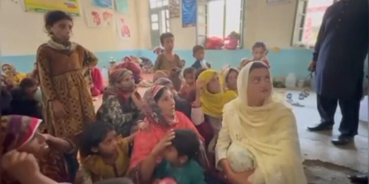 سینئر وزیر مریم اورنگ زیب کا علی پور اور سیت پور کے سیلابی متاثرہ علاقوں کا دورہ