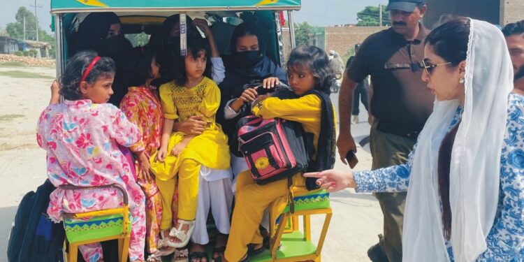 لیہ ۔ڈپٹی کمشنر امیرابیدارکی زیرصدارت اعلی سطحی اجلاس ،سکول وینز اور رکشوں میں اوورلوڈنگ کے باعث پیش آنے والے حادثات کی روک تھام کے لیے عملی اقدامات اور مؤثر حکمت عملی پر غور