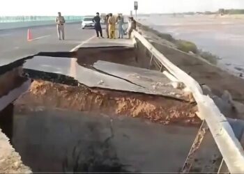 پنجاب میں سیلاب کی تباہ کاریاں: جلال پور پیر والا کے قریب موٹروے کا حصہ پانی میں بہہ گیا، ٹریفک کے لیے بند