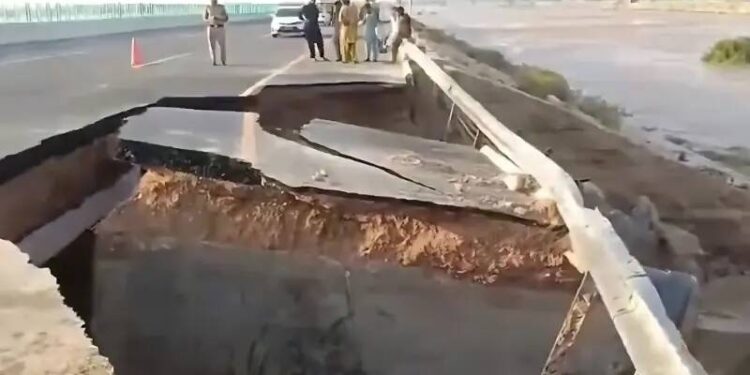 پنجاب میں سیلاب کی تباہ کاریاں: جلال پور پیر والا کے قریب موٹروے کا حصہ پانی میں بہہ گیا، ٹریفک کے لیے بند