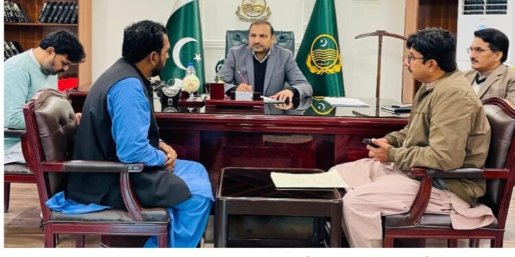 لیہ {صبح پا کستان } ڈپٹی کمشنر لیہ آٹے کی فراہمی بارے اعلی سطحی اجلاس کی صدارت کر رہے ہیں