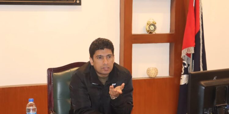 لیہ(             صبح پا کستان  )ڈی پی او لیہ حسن جاوید بھٹی کی زیر صدارت دفتر پولیس میں رات گئے سرکل چوبارہ اور سرکل کروڑ پولیس افسران کے ساتھ کرائم میٹنگ کا انعقاد ،ڈی ایس پی کروڑ عبد الرزاق ،ڈی ایس پی چوبارہ محمد کلیم،ایس ایچ او ز تھانہ جات و دیگر افسران و اہلکاران نے میٹنگ میں شرکت