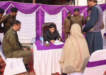 تھانہ چوبارہ کے مختلف مقامات پر کھلی کچہریوں کا انعقاد ، ڈی پی او لیہ نے سائلین کےمسائل سنےاور  موقع پرہدایات جاری