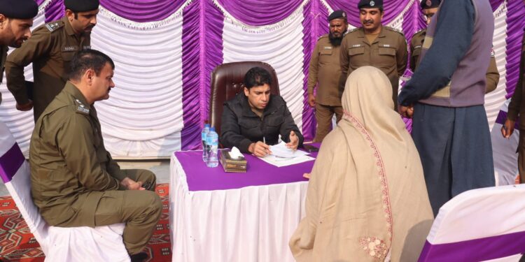 تھانہ چوبارہ کے مختلف مقامات پر کھلی کچہریوں کا انعقاد ، ڈی پی او لیہ نے سائلین کےمسائل سنےاور  موقع پرہدایات جاری