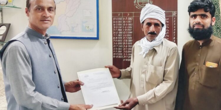 ڈسٹرکٹ انفارمیشن آفس لیہ کے سینئراہلکار عبدالمجیدجکھڑ کی جونیئرکلرک کے عہدے پر ترقی