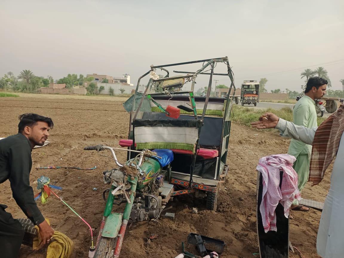 لیہ: کھوکھر آباد، کوٹ سلطان کے قریب بسوں کے مقابلے کے دوران رکشہ کو حادثہ