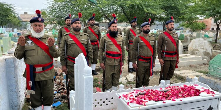 لیہ پولیس کے چاک و چوبند دستے کی شہید سب انسپکٹر غلام محمد کی قبر پر حاضری،سلامی پیش کی