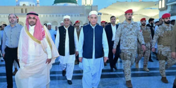 وزیرِ اعظم  کی مدینہ منورہ میں مسجد النبوی میں حاضری ،ملک و قوم کی ترقی سمیت دنیا بھر میں امن و امان کے لیے دعائیں